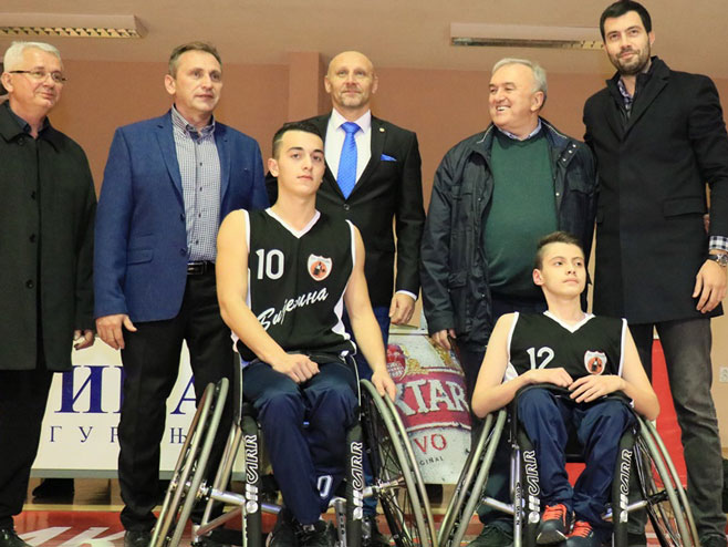 Игор Додик поклонио нова колица Кошаркашком клубу инвалида "Бијељина"(Фото: Nenad Vuruna/RAS Srbija) - 