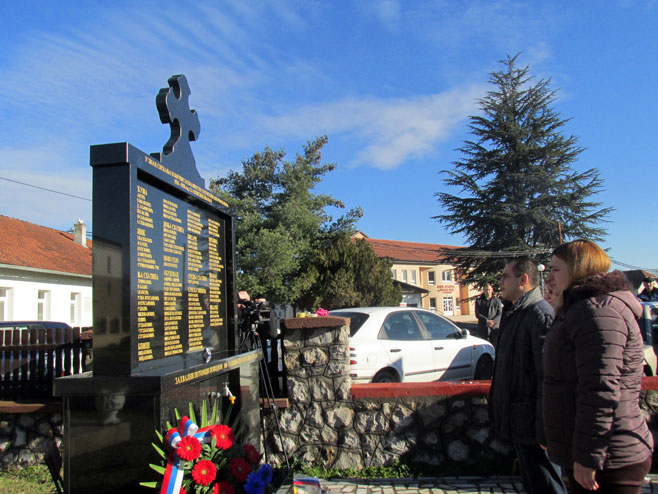 Шамац - откривена спомен-плоча српским добровољцима - Фото: СРНА