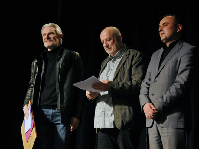 Источно Сарајево- награда за најбољег глумце фестивала Драгану Петровићу Пелету - Фото: СРНА
