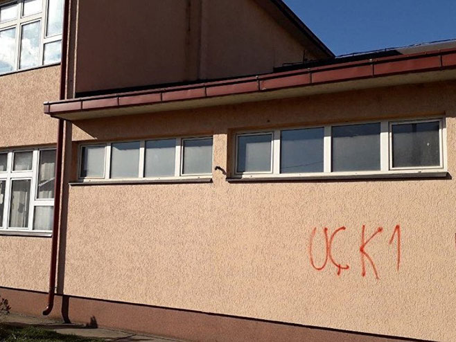 Исписан графит УЧК на основној школи у Липљану (Фото: Kancelarija za KiM - 