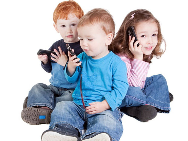 Дјеца и мобилни телефони (Фото: Depositphotos) - 