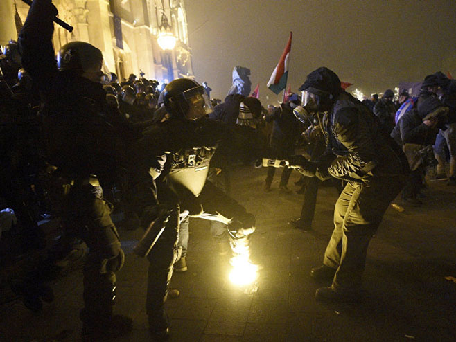 Хаос у Будимпешти - Фото: AP
