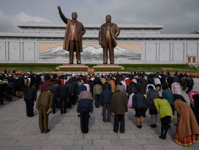 Сјевернокорејци одају почаст бившем лидеру Ким Џонг Илу - Фото: AFP