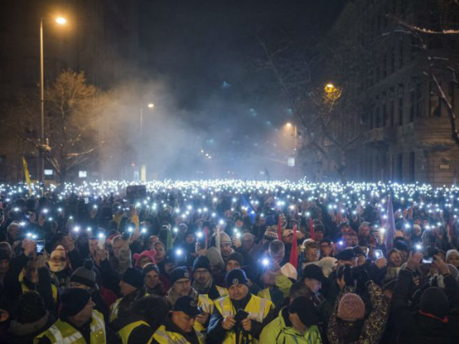 Демонстранти протестују у Будумпешти - Фото: AP