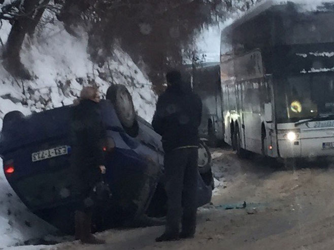 Једна особа повријеђена након превртања аутомобила у Тузли - Фото: klix.ba