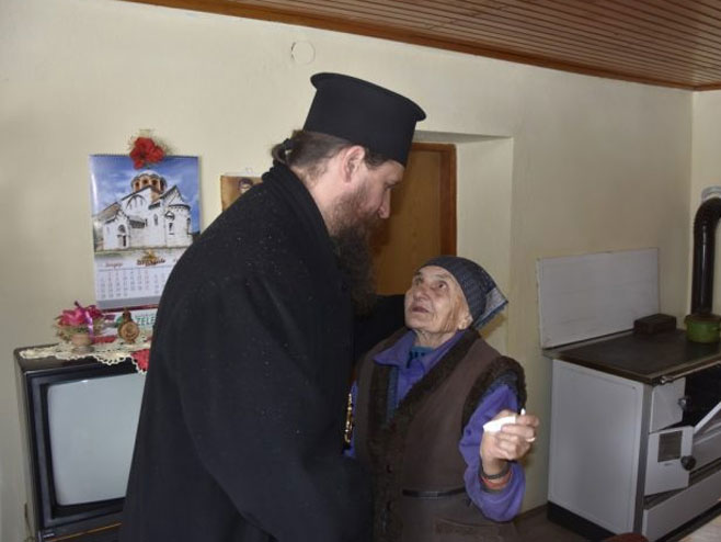 Епископ Сергије подијелио Божићну помоћ (фото: eparhijabihackopetrovacka.org)