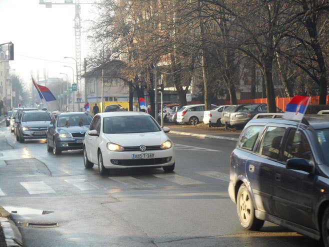 Колона возила са српским тробојкама на улицама Бањалуке - Фото: СРНА