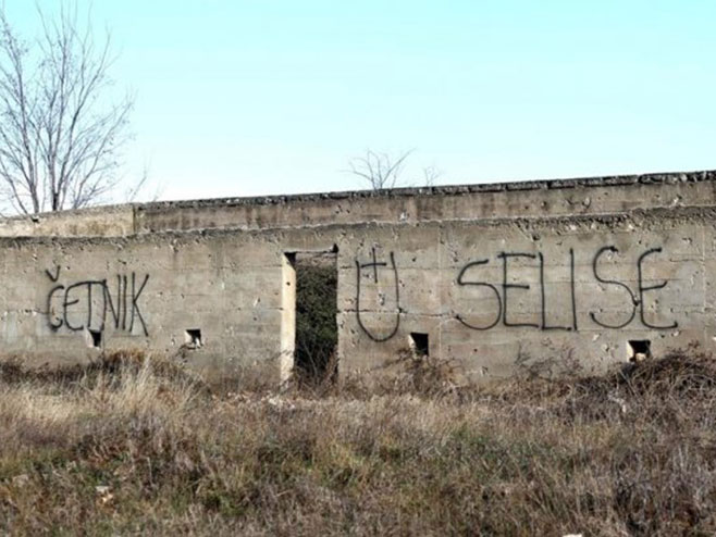 На зиду куће написали графит "Четник, сели се" - Фото: РТРС