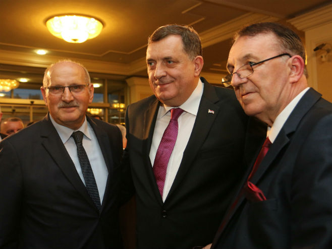 Ambasador Hrvatske u BiH Ivan del Vekio (lijevo) na svečanom prijemu povodom 9. januara 