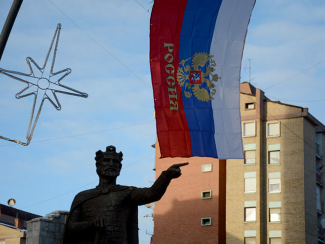 Сјевер Космета окићен руским заставама (Фото: Танјуг)