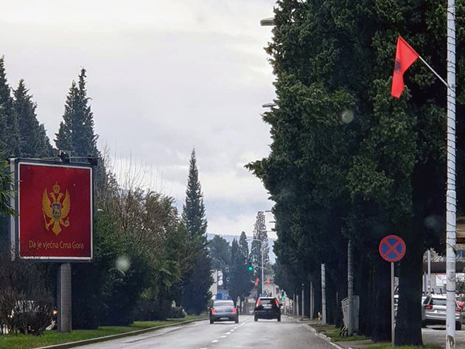 Подгорица преплављена албанским заставама (Фото: СРНА)