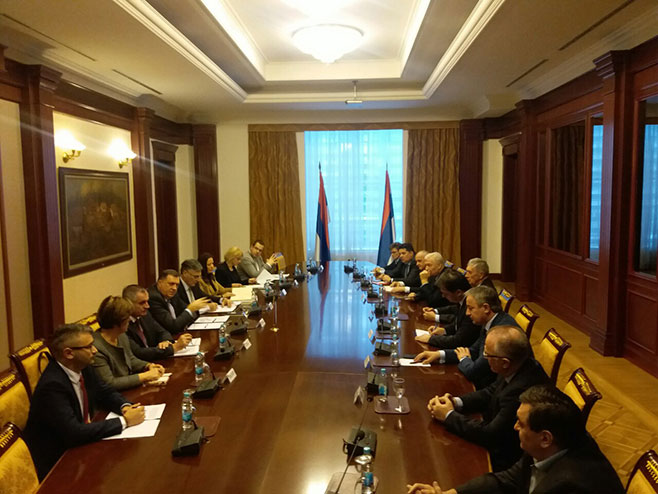 Dodik sa predstavnicima političkih stranaka (Foto: RTRS)