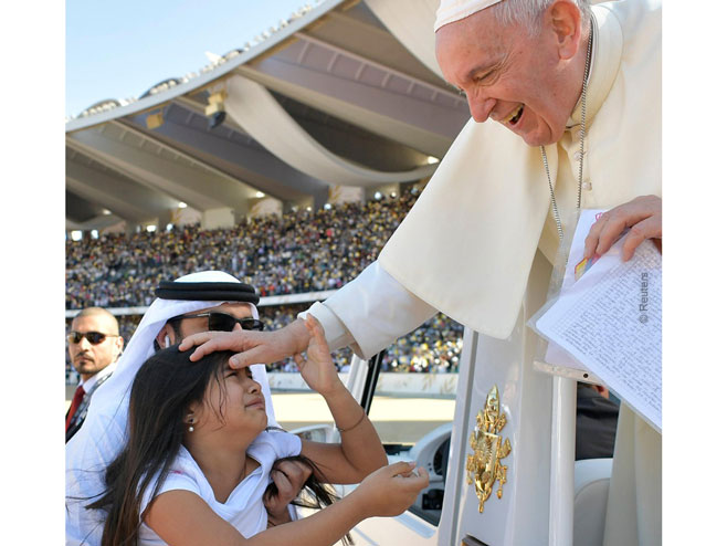 Папа Фрањо на градском стадиону у Абу Дабију (фото: twitter.com/dwnews) - 