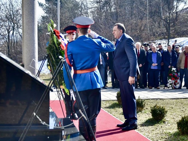Dodik polaže vjence Čurkinu (Foto: Kliks)