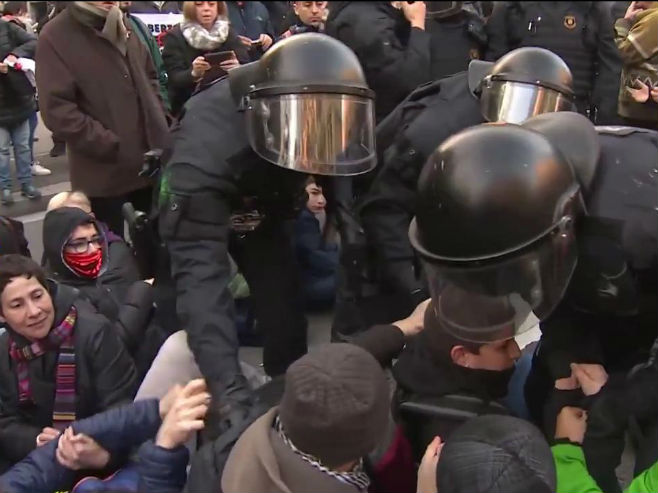 Сукоб полиције и активиста у центру Барселоне - Фото: Screenshot