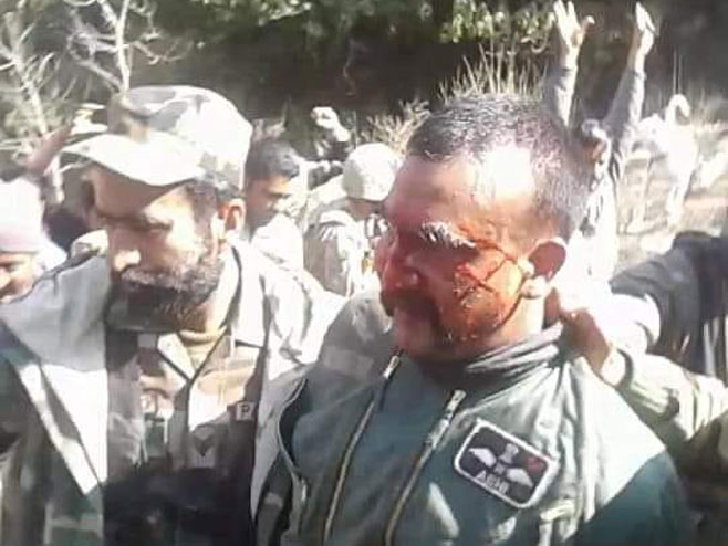 Ухапшени индијски пилот (Фото: Команда Војске Пакистана) - 