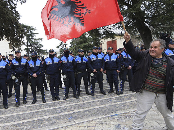 Тирана  (Фото: AP Photo / протест Hektor Pustina) - 