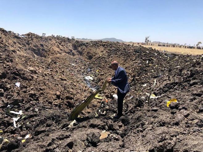 Теволд Гебремариам, директор Етиопијан ерлајнса на мјесту пада авиона (фото: facebook.com/EthiopianAirlines) - 