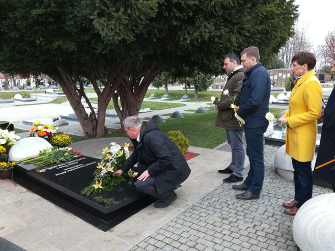 Članovi Demokratske stranke polažu cvijeće na grob Zorana Đinđića (Foto: RTRS)