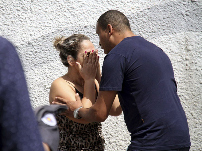 Неутјешна жена након пуцњаве у Бразилу (Фото: АП)