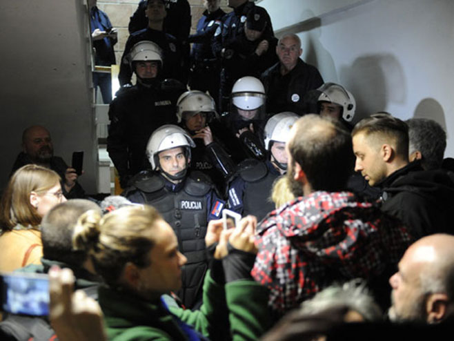 Демонстранти у згради РТС (фото: N. Fifić) - 