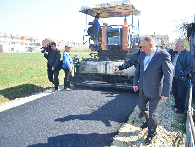 Градоначелник Приједора посјетио радове асфалтирања пута - Фото: РТРС