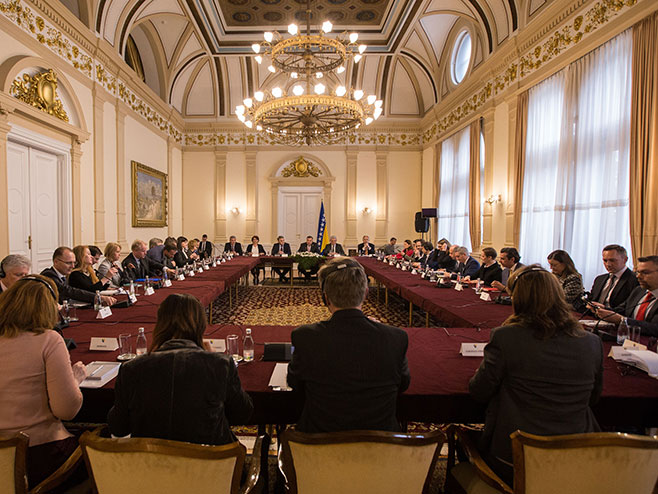 Чланови Предсједништва БиХ са дипломатама Радне групе - Фото: РТРС