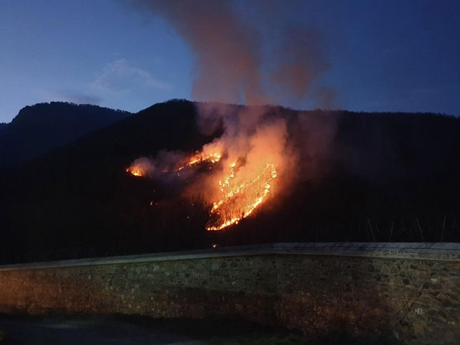 Шумски пожар близу манастира Дечани (фото: twitter.com/DecaniManastir/) - 