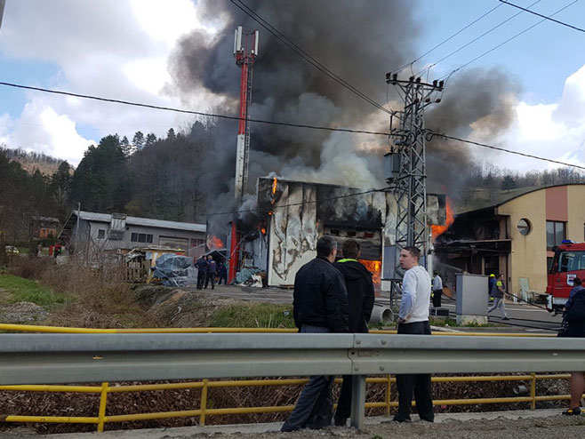 Пожар у фабрици намјештаја  (фото: srpskainfo.com) - 