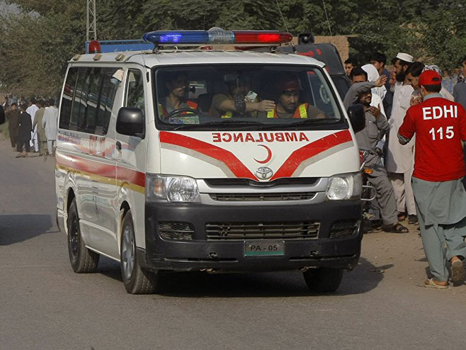 Пакистан - експлозија на пијаци (фото: AP Photo / Mohammad Sajjad) - 