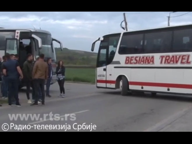 Десет аутобуса враћено са Кончуља - Фото: РТС