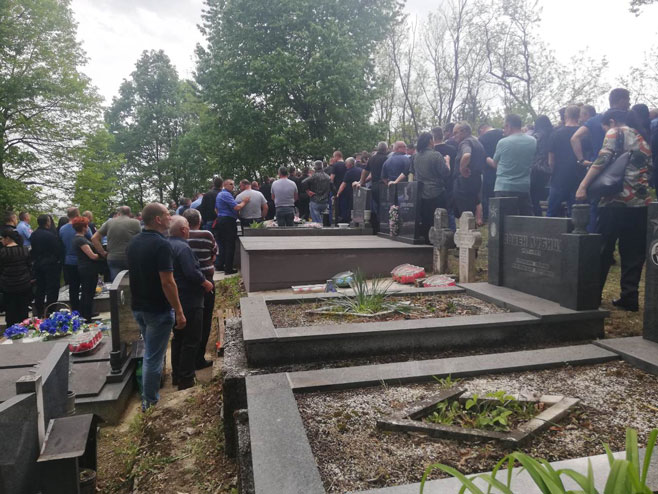 Брезичани: Сахрањен полицајац (Фото: РТРС)