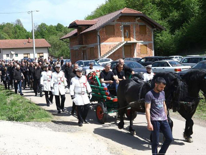 Kolona krenula ka crkvi na sahrani Krunića (foto:Radio Sarajevo/RAS Srbija) 