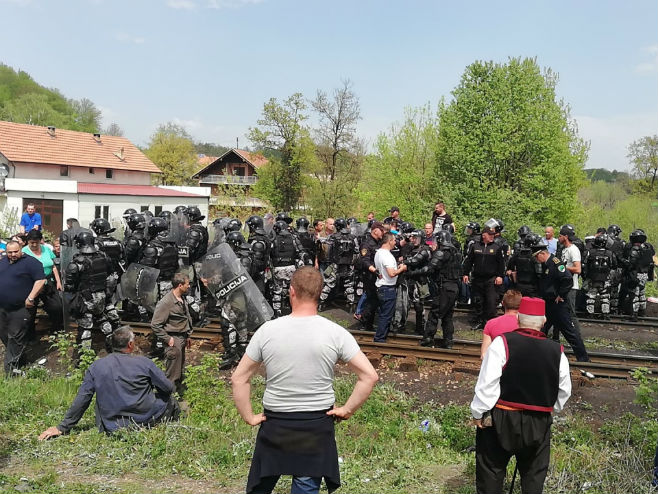 Полиција деблокирала пругу на којој су били рудари - Фото: klix.ba