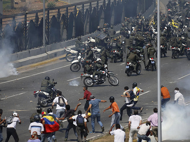 Венецуела - покушај државног удара (Фото: AP Photo / Fernando Llano) - 