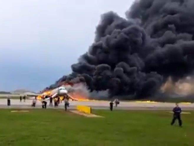 Запалио се путнички авион ССЈ-100 (фото: twitter.com/ WildWildMoscow / снимак екрана) - 