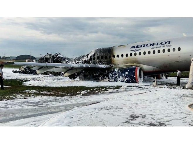 Изгорјели авион Аерофлота на аеродрому Шереметјево (Фото: Moskva News Agency) - 