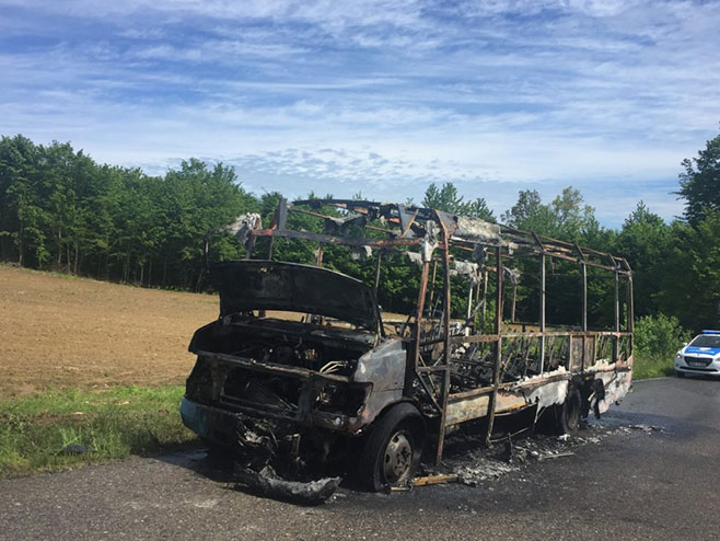 Prnjavor: Zapalio se minibus, vozač spriječio tragediju (Foto:K3)