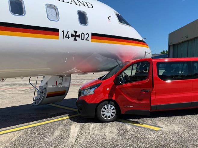 Аутомобил ударио у авион Меркелове (фото: twitter.com/SPIEGELONLINE) - 