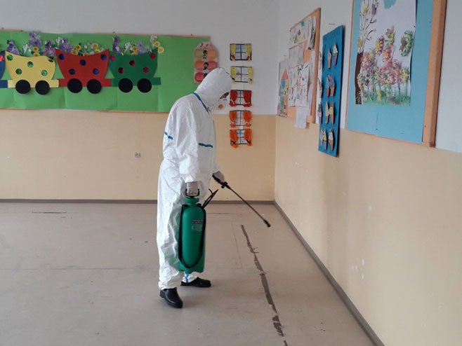 Дезинфекција у школи у Гомјеници (Фото: РТРС)
