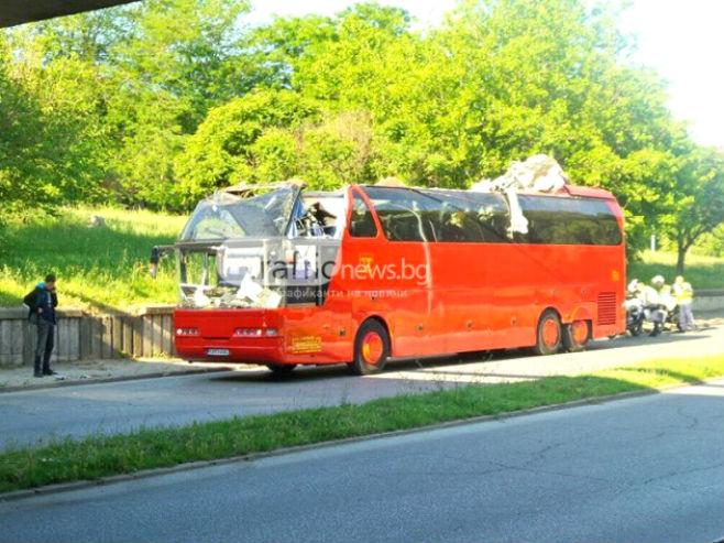 Македонски аутобус остао без крова у Бугарској (Фото:trafficnews.bg) - 