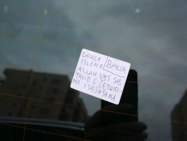 Вогошћа- непознати мушкарац оставља поруке на возилима и узвикује - Фото: dnevni avaz