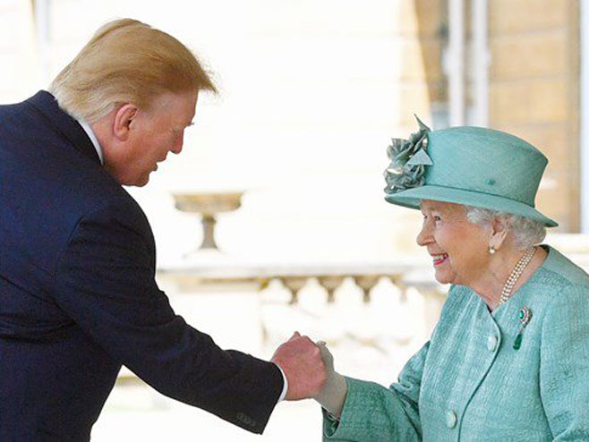 Доналд Трамп и краљица Елизабета (Фото:Victoria Jones/PA) - 