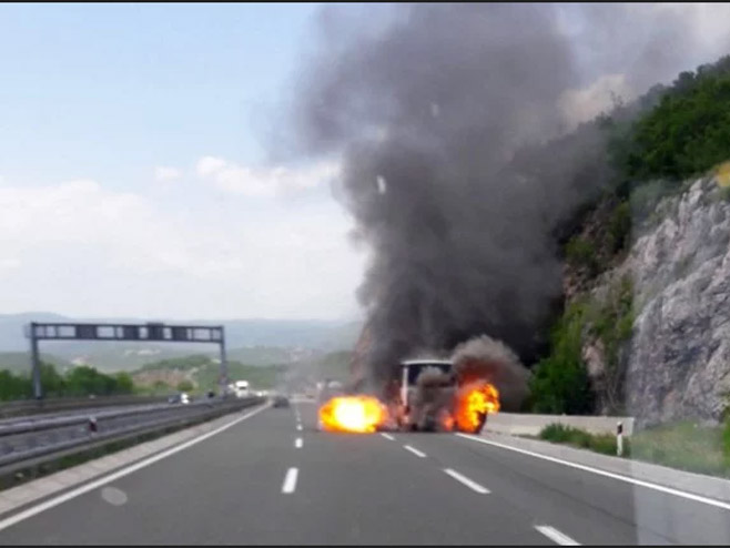 Zapalio se školski autobus na autoputu kod Rijeke (Foto: Čitatelj Indexa) 