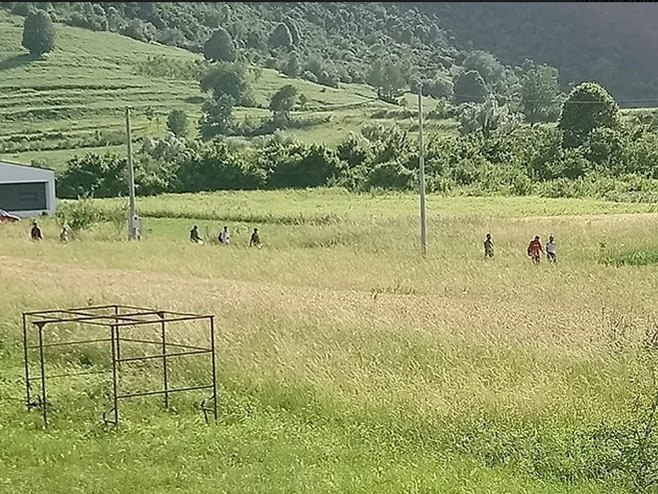 Док полицајци измјештају мигранте из околине Бире, они се враћају с Вучјака ка Бихаћу - Фото: klix.ba