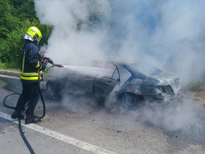 Изгорио аутомобил (Фото: Ватрогасна бригада Бањалука) - 
