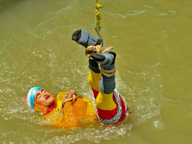 Мађионичар Чанчал Лахири покушао да изведе Худинијев трик - Фото: AFP/Getty images