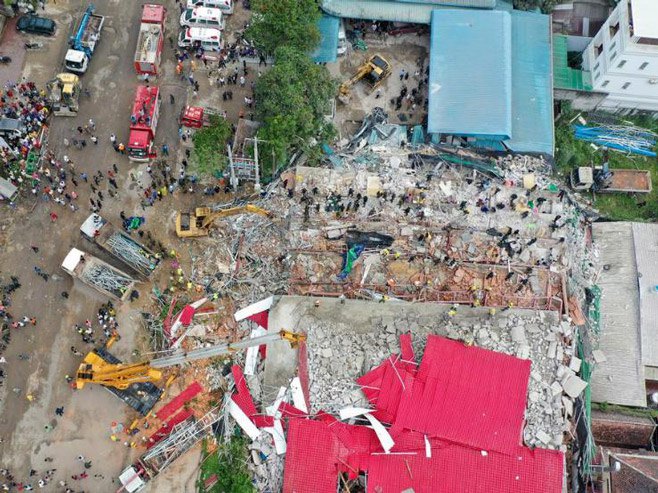 Срушила се зграда у Камбоџи (фото: twitter.com/droolindog) - 