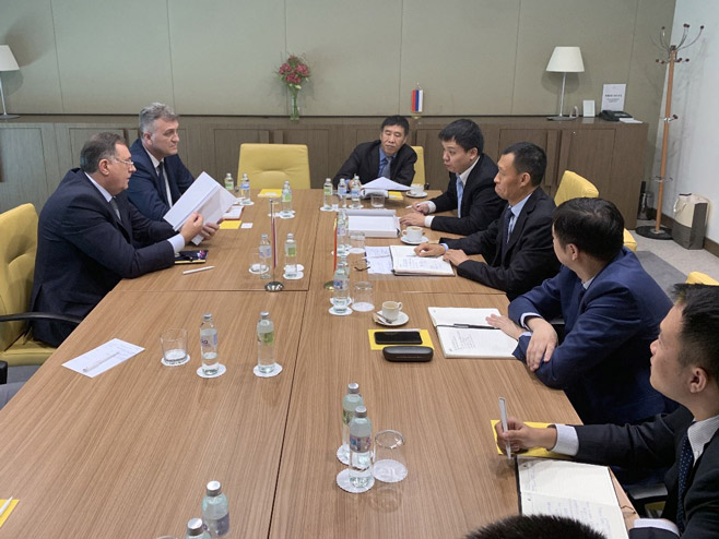 Milorad Dodik sa predstavnicima kineske firme (Foto: RTRS)