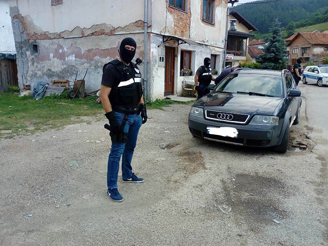 Policija kod sveštenika pronašla eksploziv i naoružanje (Foto: RTRS)